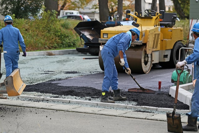 道路舗装工事の仕事がきつい理由は？年収やキャリアアップについても解説！　